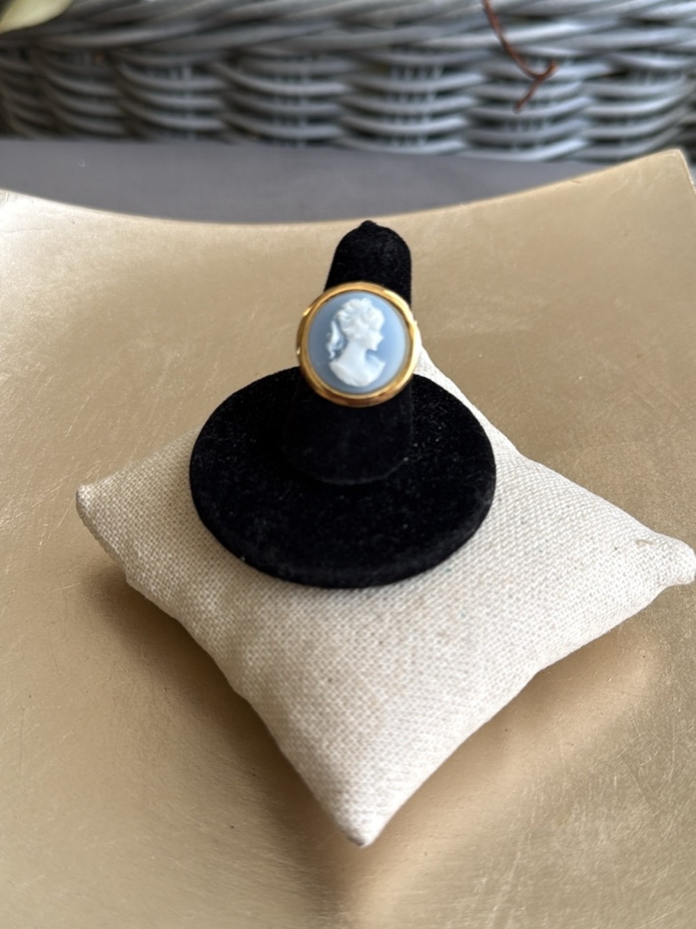 Vintage Gold-Tone Cameo Ring Light Blue Background Adjustable Gift Feminine New